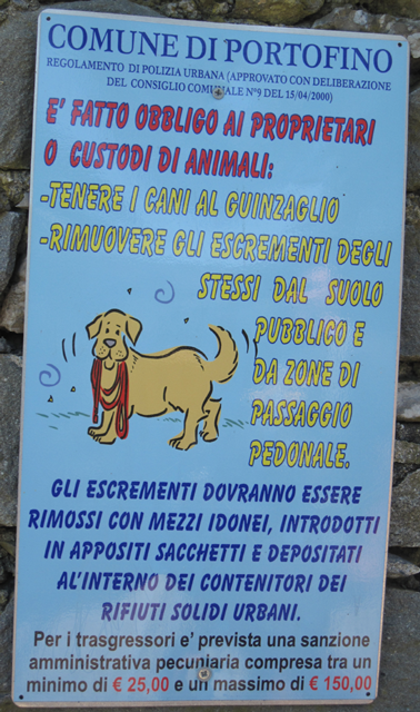 Cartello comune di Portofino - tenere i cani al guinzaglio e rimuovere escrementi